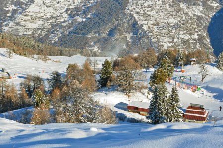 Téléchargez les photos : Neige fraîche à la station de ski de Thyon 2000 dans les Alpes Suisses du Sud - en image libre de droit