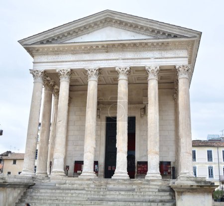 Foto de La entrada y escalones de la Maison Carree en el centro de Nimes, al sur de Francia. Se trata de un antiguo templo romano de 2.000 años de antigüedad el mejor conservado de su tipo en cualquier lugar - Imagen libre de derechos