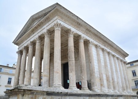 Foto de Las prnoas y la cella de la Maison Carree en el centro de Nimes, al sur de Francia. Se trata de un antiguo templo romano de 2.000 años de antigüedad el mejor conservado de su tipo en cualquier lugar - Imagen libre de derechos