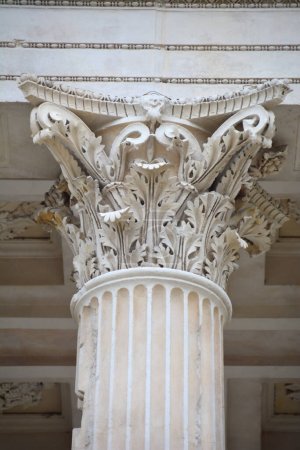 Foto de Capital de una columna corintia con decoración de acanto en los pronaos de un antiguo templo romano en Nimes, Francia - Imagen libre de derechos