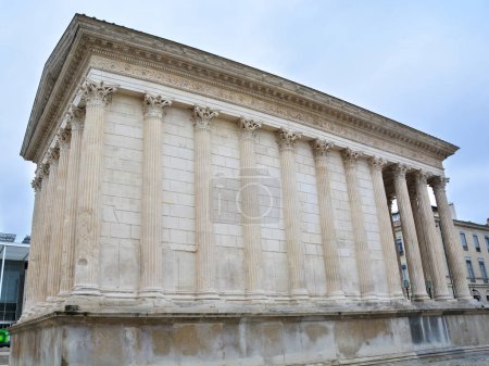Foto de El lado este de la Maison Carree en el centro de Nimes, al sur de Francia. Se trata de un antiguo templo romano de 2.000 años de antigüedad el mejor conservado de su tipo en cualquier lugar - Imagen libre de derechos