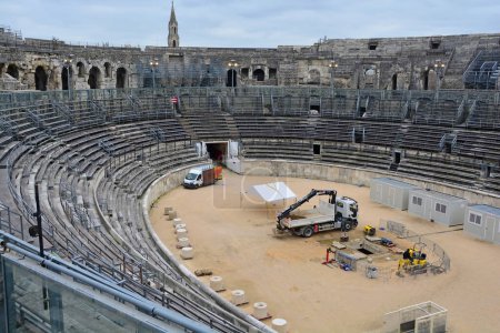 Foto de Excavaciones bajo un antiguo Anfiteatro Romano en Nimes, en el sur de Francia. Uno de los anfiteatros mejor conservados del mundo y todavía utilizado para actuaciones y corridas de toros - Imagen libre de derechos