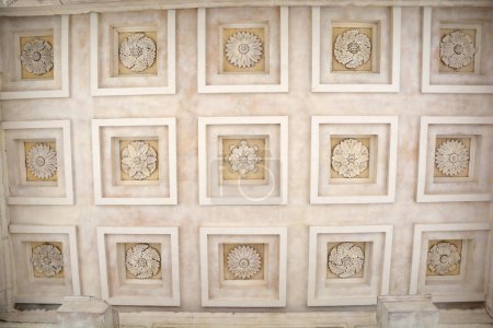 Foto de Hermosas y bien conservadas decoraciones de techo talladas en mármol en el techo de un antiguo templo romano. Nimes, Francia - Imagen libre de derechos