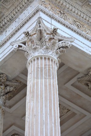Foto de Capital de una columna corintia bien conservada en la esquina de un antiguo templo romano, Nimes, Francia - Imagen libre de derechos