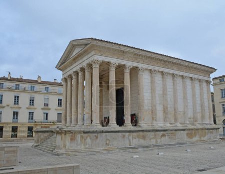 Téléchargez les photos : Le temple romain antique le mieux conservé, connu sous le nom de Maison Carre, à Nîmes, en France - en image libre de droit