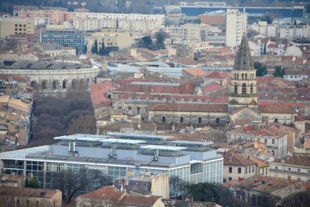Téléchargez les photos : Vue aérienne de la vieille ville de Nîmes, en France, y compris l'amphithéâtre romain et la cathédrale - en image libre de droit