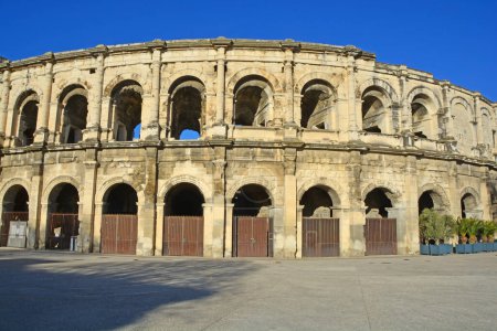 Foto de La pared exterior del Anfiteatro Romano Antiguo en Nimes, en el sur de Francia. Uno de los anfiteatros mejor conservados del mundo - Imagen libre de derechos