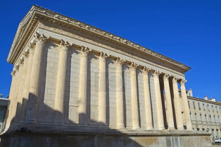 Foto de La Maison Carree en el centro de Nimes, al sur de Francia. Se trata de un antiguo templo romano de 2.000 años de antigüedad el mejor conservado de su tipo en cualquier lugar - Imagen libre de derechos