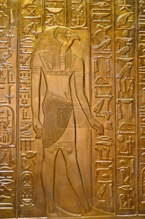 Téléchargez les photos : Ancienne gravure égyptienne sur une feuille d'or du Dieu Horus, divin fils d'Osiris et Isis, le Dieu du ciel avec les yeux du soleil et de la lune - en image libre de droit