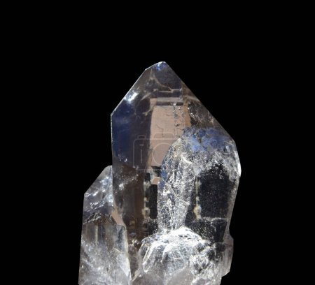 Téléchargez les photos : Un morceau de quartz clair trouvé sur le Mt Blanc en France, connu sous le nom de quartz fumé. Isolé sur un fond noir. - en image libre de droit