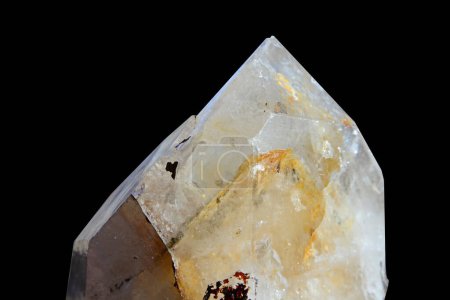 Téléchargez les photos : Un morceau de quartz trouvé au Portugal avec des impuretés de fer ajoutant de la couleur. Isolé sur un fond noir. - en image libre de droit