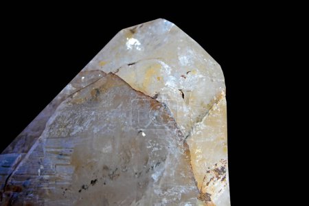Téléchargez les photos : Un morceau de cristal de roche de quartz avec une variété de couleurs. Isolé sur un fond noir - en image libre de droit
