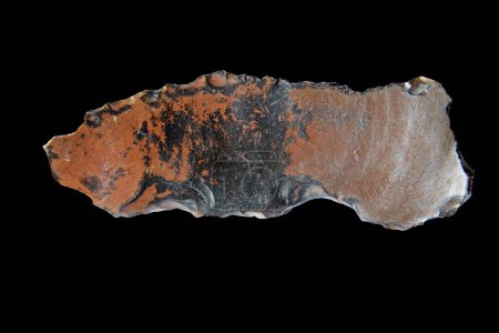 Foto de Un cuchillo de pedernal de doble filo de la Edad de Hielo hecho por los neandertales data de hace aproximadamente 80.000 años. Este cuchillo todavía tiene bordes afilados. - Imagen libre de derechos