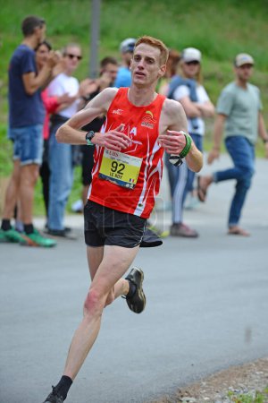 Téléchargez les photos : Zinal, SUISSE - 7 AOÛT : Elite runner, Corentin Le ROY (FRA) au Championnat du Monde Sierre-Zinal Course sur piste : 7 août 2021 à Zinal, Suisse - en image libre de droit