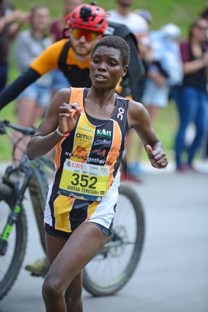 Téléchargez les photos : Zinal, SUISSE - 7 AOÛT : Elite runner, Omosa TERESIAH (KEN) au Championnat du Monde Sierre-Zinal Course sur piste : 7 août 2021 à Zinal, Suisse - en image libre de droit