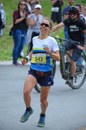Foto de Zinal, SUIZA - 7 de agosto: Corredor de élite, Blandine L 'HIRONDELLE (FRA) en el Campeonato Mundial Sierre-Zinal Trail Race: 7 de agosto de 2021 en Zinal, Suiza - Imagen libre de derechos