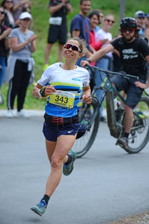 Téléchargez les photos : Zinal, SUISSE - 7 AOÛT : Elite runner, Blandine L'HIRONDELLE (FRA) au Championnat du Monde Sierre-Zinal Course sur piste : 7 août 2021 à Zinal, Suisse - en image libre de droit