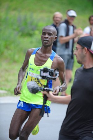 Téléchargez les photos : Zinal, SUISSE - 7 AOÛT : Elite runner, Eric RIUNGU (KEN) au Championnat du Monde Sierre-Zinal Course sur piste : 7 août 2021 à Zinal, Suisse - en image libre de droit