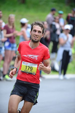 Foto de Zinal, SUIZA - 7 de agosto: Kevin VERMEULEN (FRA), corredor de élite, en el Campeonato Mundial Sierre-Zinal Trail Race: 7 de agosto de 2021 en Zinal, Suiza - Imagen libre de derechos
