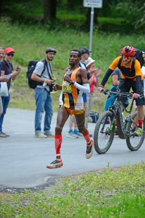 Foto de Zinal, SUIZA - 7 de agosto: LOLKURRARU (KEN) cuarto en el Campeonato Mundial Sierre-Zinal Trail Race: 7 de agosto de 2021 en Zinal, Suiza - Imagen libre de derechos