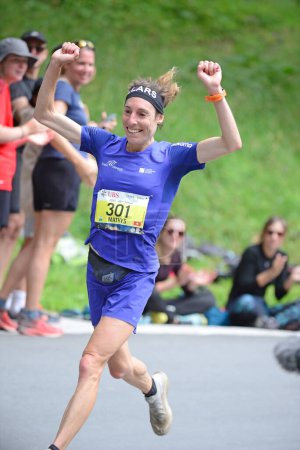Téléchargez les photos : Zinal, SUISSE - 7 AOÛT : Maude MATHYS remporte le championnat du monde Sierre-Zinal Course sur piste : 7 août 2021 à Zinal, Suisse - en image libre de droit