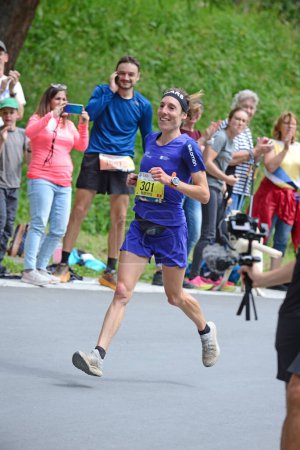 Foto de Zinal, SUIZA - 7 de agosto: Maude MATHYS gana el Campeonato Mundial Sierre-Zinal Trail Race: 7 de agosto de 2021 en Zinal, Suiza - Imagen libre de derechos