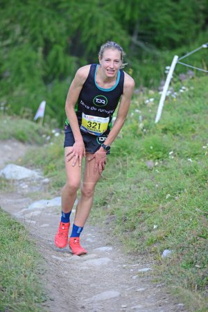 Téléchargez les photos : Zinal, SUISSE - 7 AOÛT : Elite runner, Helene DARRAGON (FRA) au Championnat du Monde Sierre-Zinal Course sur piste : 7 août 2021 à Zinal, Suisse - en image libre de droit