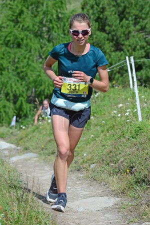 Téléchargez les photos : Zinal, SUISSE - 7 AOÛT : Elite runner, Candice FERTIN (FRA) au Championnat du Monde Sierre-ZinalTrail Race : 7 août 2021 à Zinal, Suisse - en image libre de droit