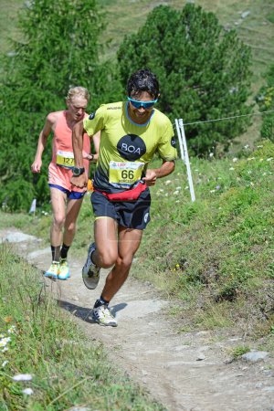 Foto de Zinal, SUIZA - 7 de agosto: Alejandro FORCADES (ESP), corredor de élite, en el Campeonato Mundial Sierre-Zinal Trail Race: 7 de agosto de 2021 en Zinal, Suiza - Imagen libre de derechos