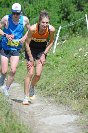 Foto de Zinal, SUIZA - 7 de agosto: Julia COMBE (FRA), corredora de élite en el Campeonato Mundial Sierre-Zinal Trail Race: 7 de agosto de 2021 en Zinal, Suiza - Imagen libre de derechos