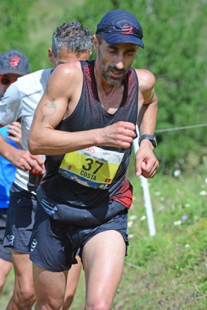 Téléchargez les photos : Zinal, SUISSE - 7 AOÛT : Elite runner, Cesar COSTA (SWI) au Championnat du Monde Sierre-Zinal Course sur piste : 7 août 2021 à Zinal, Suisse - en image libre de droit