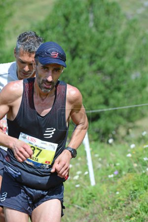Téléchargez les photos : Zinal, SUISSE - 7 AOÛT : Elite runner, Cesar COSTA (SWI) au Championnat du Monde Sierre-Zinal Course sur piste : 7 août 2021 à Zinal, Suisse - en image libre de droit