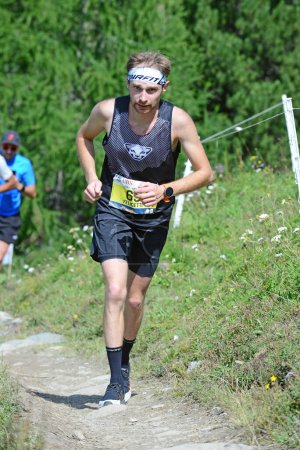 Foto de Zinal, SUIZA - 7 de agosto: Daniele FELICETTI (ITA), corredora de élite en el Campeonato Mundial Sierre-Zinal Trail Race: 7 de agosto de 2021 en Zinal, Suiza - Imagen libre de derechos