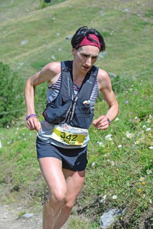 Foto de Zinal, SUIZA - 7 de agosto: Corredor de élite, Oihana Kortazar (SPA) en el Campeonato Mundial Sierre-Zinal Trail Race: 7 de agosto de 2021 en Zinal, Suiza - Imagen libre de derechos