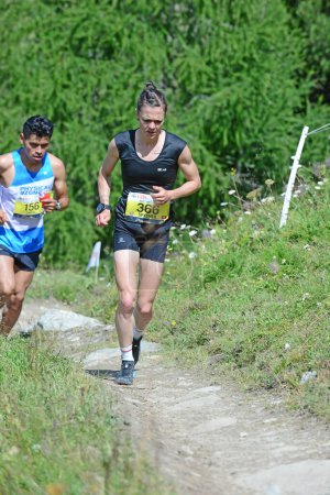 Téléchargez les photos : Zinal, SUISSE - 7 AOÛT : Odile SPYCHER (SUI), élue coureuse au Championnat du Monde Sierre-Zinal Course sur piste : 7 août 2021 à Zinal, Suisse - en image libre de droit
