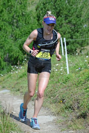 Téléchargez les photos : Zinal, SUISSE - 7 AOÛT : Elite runner, Brittany CHARBONEAU (USA) au Championnat du Monde Sierre-Zinal Course sur piste : 7 août 2021 à Zinal, Suisse - en image libre de droit