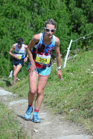 Foto de Zinal, SUIZA - 7 de agosto: Jessica PARDIN (FRA), corredora de élite en el Campeonato Mundial Sierre-Zinal Trail Race: 7 de agosto de 2021 en Zinal, Suiza - Imagen libre de derechos