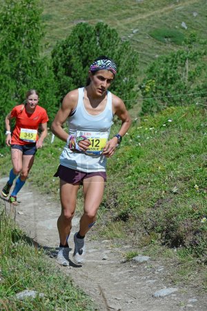 Foto de Zinal, SUIZA - 7 de agosto: Corredor Elite, Karina CARSOLIO (MEX) en el Campeonato Mundial Sierre-Zinal Trail Race: 7 de agosto de 2021 en Zinal, Suiza - Imagen libre de derechos