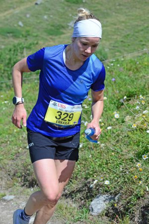 Téléchargez les photos : Zinal, SUISSE - 7 AOÛT : Elite runner, Anna-Stiina ERKILLA (FIN) au Championnat du Monde Sierre-Zinal Course sur piste : 7 août 2021 à Zinal, Suisse - en image libre de droit