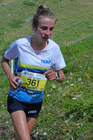 Téléchargez les photos : Zinal, SUISSE - 7 AOÛT : Elite runner, Mathilde SAGNES (F) au Championnat du Monde Sierre-Zinal Course sur piste : 7 août 2021 à Zinal, Suisse - en image libre de droit