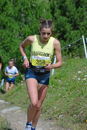 Téléchargez les photos : Zinal, SUISSE - 7 AOÛT : Elite runner, Elise PONCET (F) Team Matryx in the Sierre-Zinal World Championship Course sur piste : 7 août 2021 à Zinal, Suisse - en image libre de droit