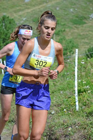 Foto de Zinal, SUIZA - 7 de agosto: La corredora Elite, Sara ALONSO (ESP) en el Campeonato Mundial Sierre-Zinal Trail Race: 7 de agosto de 2021 en Zinal, Suiza - Imagen libre de derechos