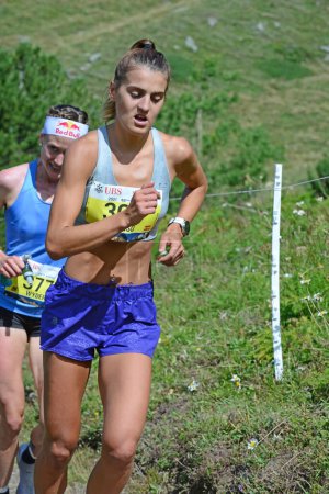 Foto de Zinal, SUIZA - 7 de agosto: La corredora Elite, Sara ALONSO (ESP) Equipo Salomon en el Campeonato Mundial Sierre-Zinal Trail Race: 7 de agosto de 2021 en Zinal, Suiza - Imagen libre de derechos