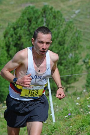 Foto de Zinal, SUIZA - 7 de agosto: Ruiz MALAVER (COL), corredor de élite, en el Campeonato Mundial Sierre-Zinal Trail Race: 7 de agosto de 2021 en Zinal, Suiza - Imagen libre de derechos