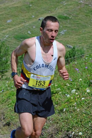 Téléchargez les photos : Zinal, SUISSE - 7 AOÛT : Ruiz MALAVER (COL), coureur d "élite au Championnat du Monde Sierre-Zinal Course sur piste : 7 août 2021 à Zinal, Suisse - en image libre de droit