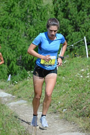 Foto de Zinal, SUIZA - 7 de agosto: Corredor de élite, Nuria Gil CLAPERA (ESP) en el Campeonato Mundial Sierre-Zinal Trail Race: 7 de agosto de 2021 en Zinal, Suiza - Imagen libre de derechos