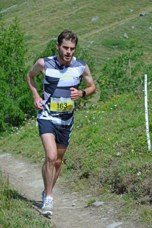 Foto de Zinal, SUIZA - 7 de agosto: Robbie Simpson (GB), corredor de élite del equipo Addidas en el Campeonato Mundial Sierre-Zinal Trail Race: 7 de agosto de 2021 en Zinal, Suiza - Imagen libre de derechos