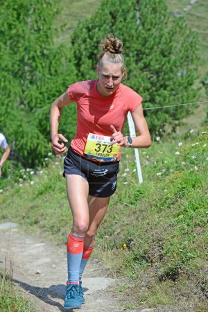 Foto de Zinal, SUIZA - 7 de agosto: Corredor de élite, Simone Troxler (SUI) en el Campeonato Mundial Sierre-Zinal Trail Race: 7 de agosto de 2021 en Zinal, Suiza - Imagen libre de derechos