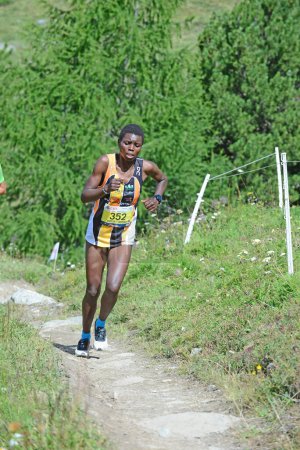 Foto de Zinal, SUIZA - 7 de agosto: Teresiah Omosa (KEN), corredora de élite, en el Campeonato Mundial Sierre-Zinal Trail Race: 7 de agosto de 2021 en Zinal, Suiza - Imagen libre de derechos