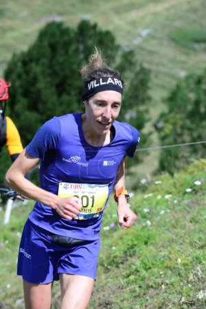 Foto de Zinal, SUIZA - 7 de agosto: Campeona de Europa, Maude Mathys en el Campeonato Mundial Sierre-Zinal Trail Race: 7 de agosto de 2021 en Zinal, Suiza - Imagen libre de derechos